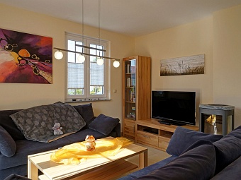Das gemütliche Wohnzimmer mit LCD-TV und Kamin