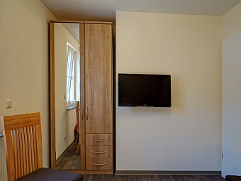 Schlafzimmer mit LCD-TV im Dachgeschoss