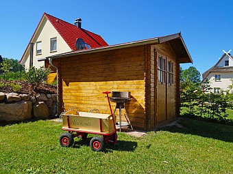 Gartenhaus mit Bollerwagen und Gartengrill