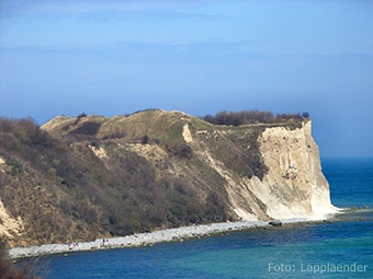 Blick auf den Wall der  Jaromarsburg und auf Kap Arkona (Quelle: Wikipedia, Foto: Lapplaender)