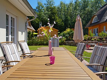 Der große Tisch auf der Terrasse