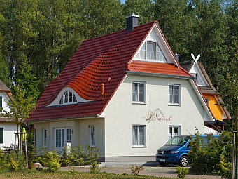 Blick auf den Eingangsbereich und den Parkplatz